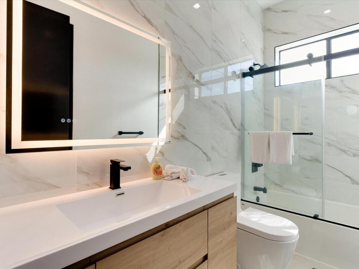 Modern Luxe Retreat Six-bedroom *