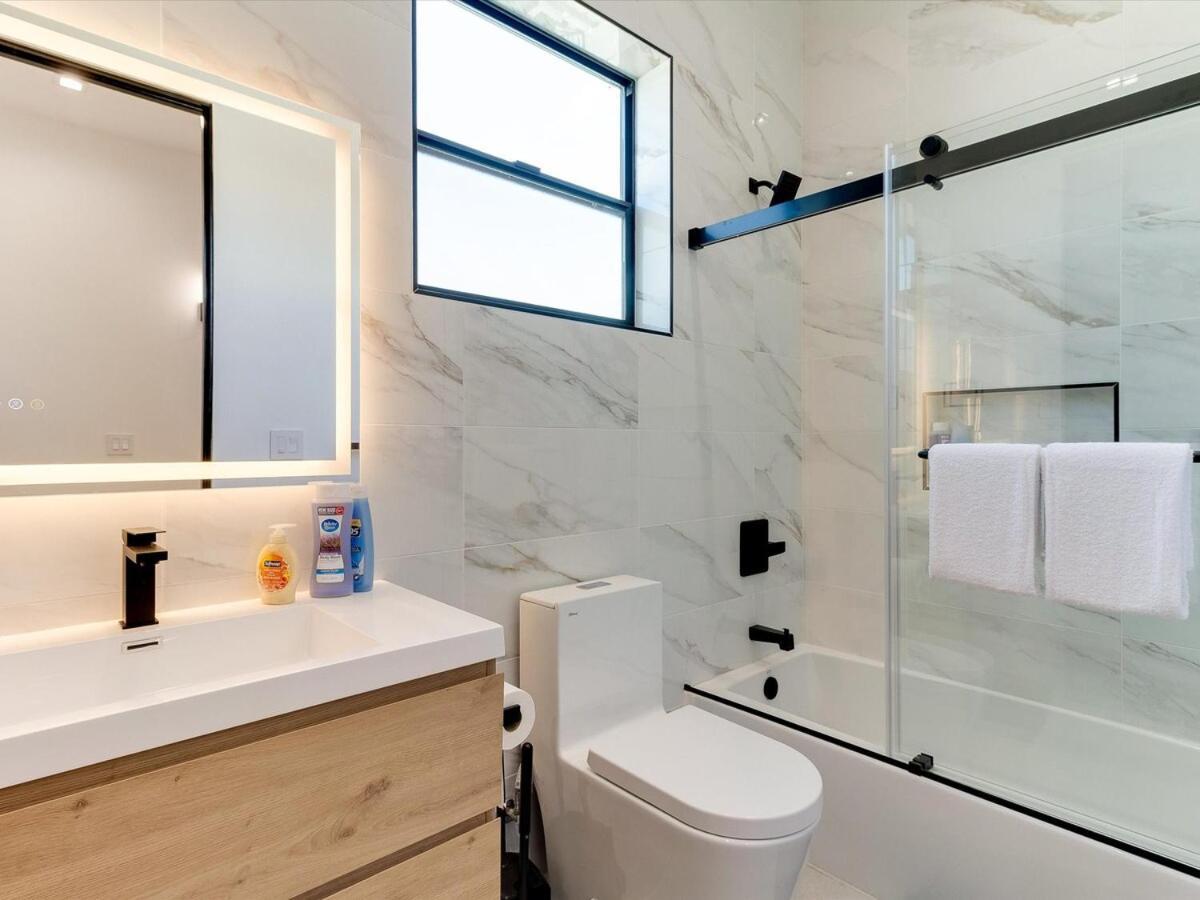 Modern Luxe Retreat Six-bedroom * Los Angeles